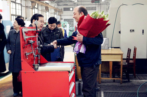 宜昌市委常委、總工會(huì)主席劉學(xué)甫同志慰問(wèn)宜昌長(zhǎng)機(jī)科技公司“五一勞動(dòng)獎(jiǎng)?wù)隆鲍@得者