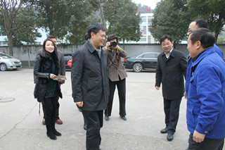 市委常委、高新區(qū)工委書(shū)記莊光明來(lái)我公司慰問(wèn)勞模