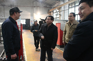 市委常委、市總工會(huì)主席劉學(xué)甫同志來(lái)我公司慰問(wèn)全國(guó)勞模