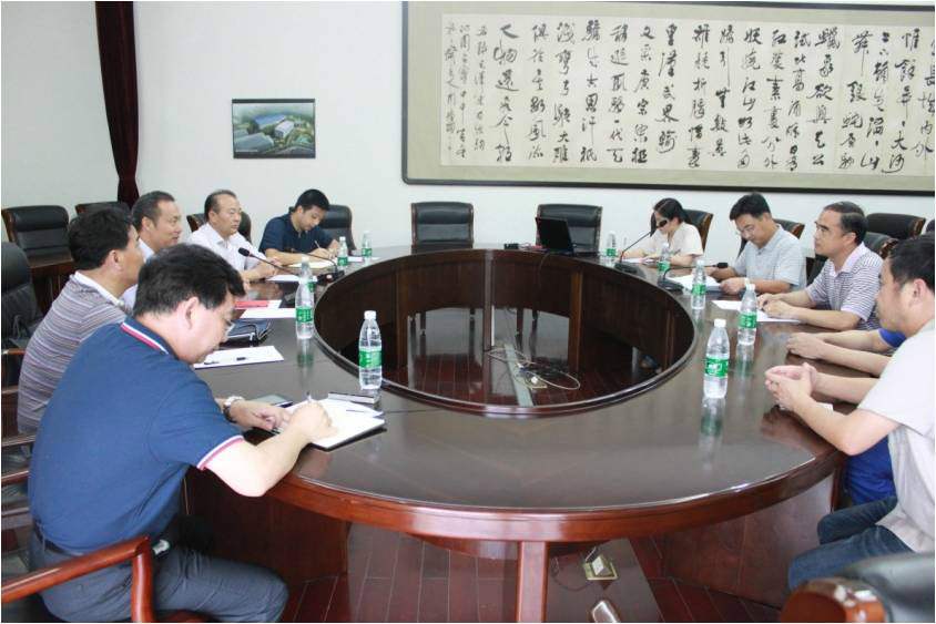 市人社局副局長(zhǎng)為公司楊光同志頒發(fā)享受國務(wù)院專項(xiàng)津貼證書及獎(jiǎng)金