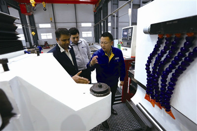 印度客商來宜 訂購長機滾齒機